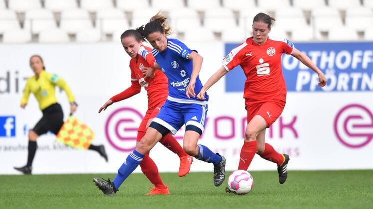 Zweikampf Irini Ioannidou (SGS Essen) (11) Milena Nikolic (SC Sand) (13) Lena Ostermeier (SGS Essen) (18), Allianz Frauen-Bundesliga : SGS Essen - SC Sand, xmkx