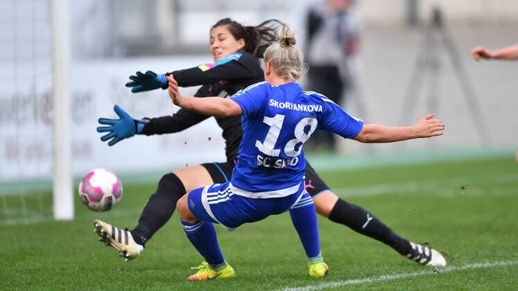 Torschuss zum 1:1 Dominika Skorvankova (SC Sand) (18) Lisa Weiß (SGS Essen) (1) kann nicht parieren, Allianz Frauen-Bundesliga : SGS Essen - SC Sand, xmkx