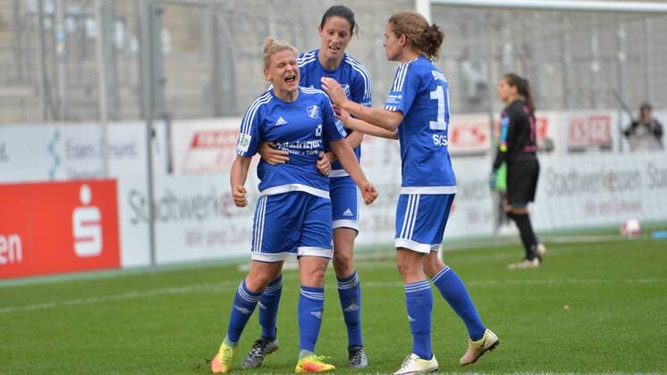 Jubel, Freuen, celebrate, happy, cheer , Goal Celebration 1:1 für Sand . Toschützin Dominika Skorvankova (SC Sand) (18) , Milena Nikolic (SC Sand) (13) Nina Burger (SC Sand) (19), Allianz Frauen-Bundesliga : SGS Essen - SC Sand, xmkx