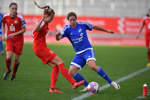 Zweikampf an Seitenauslinie Nina Brüggemann (SGS Essen) (22) Nina Burger (SC Sand) (19), Allianz Frauen-Bundesliga : SGS Essen - SC Sand, xmkx