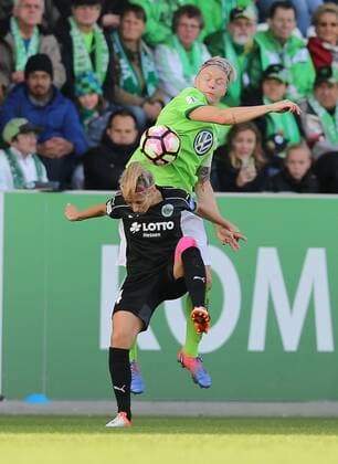 Kathrin Hendrich (1. FFC Frankfurt) im Duell mit Wolfsburgs Nilla Fischer