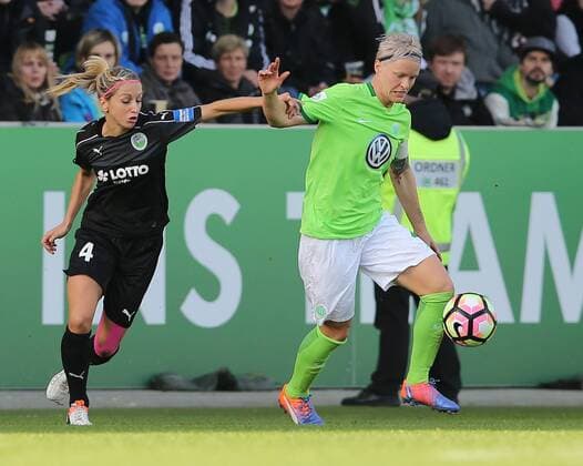Kathrin Hendrich (1. FFC Frankfurt) im Duell mit Wolfsburgs Nilla Fischer