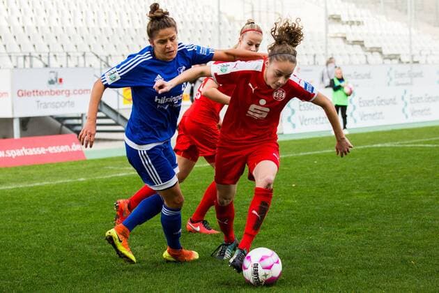 GER, AFBL, SGS Essen vs SC Sand 30.10.2016, Stadion Essen, Essen, GER, AFBL, SGS Essen vs SC Sand, im Bild picture shows: Jacqueline Klasen (SGS 16), klärt den Ball Foto © nordphoto Rauch nordphotox xRauch