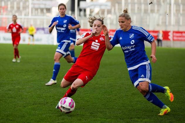 GER, AFBL, SGS Essen vs SC Sand 30.10.2016, Stadion Essen, Essen, GER, AFBL, SGS Essen vs SC Sand, im Bild picture shows: Jacqueline Klasen (SGS 16) klärt vor Dominika Skorvankova (SC Sand 18), nordphotox xRauch