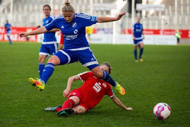 GER, AFBL, SGS Essen vs SC Sand 30.10.2016, Stadion Essen, Essen, GER, AFBL, SGS Essen vs SC Sand, im Bild picture shows: Jacqueline Klasen (SGS 16) klärt vor Dominika Skorvankova (SC Sand 18), nordphotox xRauch