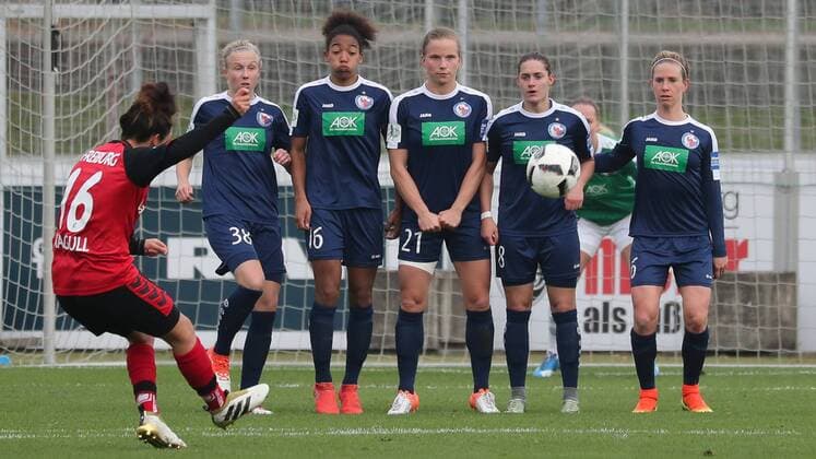 Lina Maria Magull (Freiburg, 16) zirkelt den Ball zum 2:0 um die Mauer ins Tor, Treffer, Torerfolg, direkt verwandelter Freistoß, Freistoßtor, Fussball, Allianz Frauen-Bundesliga, SC Freiburg - 1. FFC Turbine Potsdam, xozx