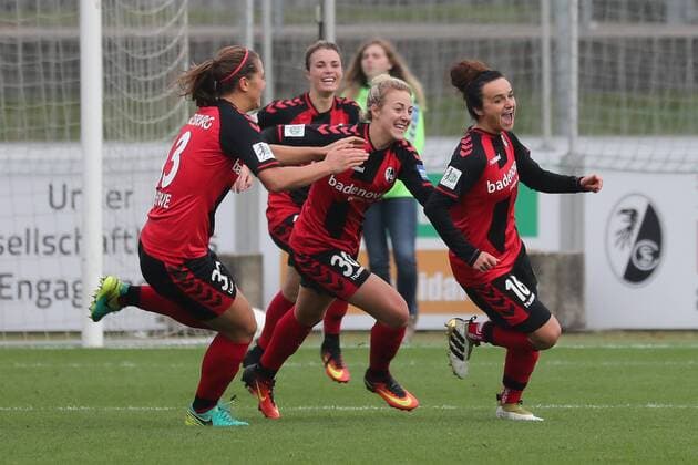 v.li.: Carolin Schiewe (Freiburg, 33), Sandra Starke (Freiburg, 13), Carolin Simon (Freiburg, 30) und Torschützin Lina Maria Magull (Freiburg, 16) jubeln über das Tor zum 2:0, Jubel, Torjubel, Torerfolg, celebrate the goal, goal, celebration, Jubel ueber das Tor, optimistisch, Action, Aktion, Fussball, Allianz Frauen-Bundesliga, SC Freiburg - 1. FFC Turbine Potsdam, xozx