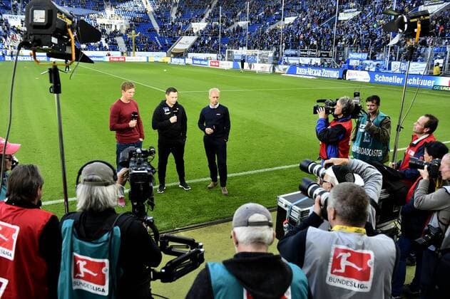 Vor dem Spiel: Trainer Coach Julian Nagelsmann TSG 1899 Hoffenheim (links) und Trainer Coach Pal Dardai Hertha BSC Berlin (Mitte) im Intverview von SKY vor Pressefotografen TSG 1899 Hoffenheim vs Hertha BSC Berlin 30.10.2016