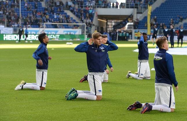 Fussball, Herren, 2016 2017, 1. Bundesliga (9. Spieltag), TSG 1899 Hoffenheim - Hertha BSC, v. l. Sami Allagui (Hertha BSC), Florian Baak (Hertha BSC), Maximilian Mittelstädt (Hertha) bei der Erwärmung, Aufwärmen, 30.10. 2016,