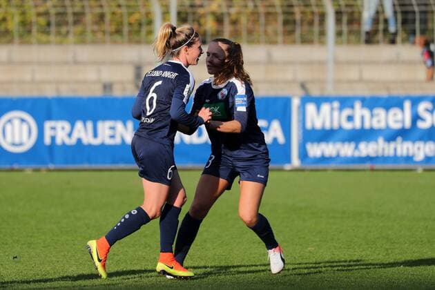 v.li.: Torschützin Elise Kellond-Knight (Potsdam, 6) und Lia Wälti (Potsdam, 13) jubeln über das Tor zum 2:1, Jubel, Torjubel, Torerfolg, celebrate the goal, goal, celebration, Jubel ueber das Tor, optimistisch, Action, Aktion, Fussball, Allianz Frauen-Bundesliga, SC Freiburg - 1. FFC Turbine Potsdam, xozx