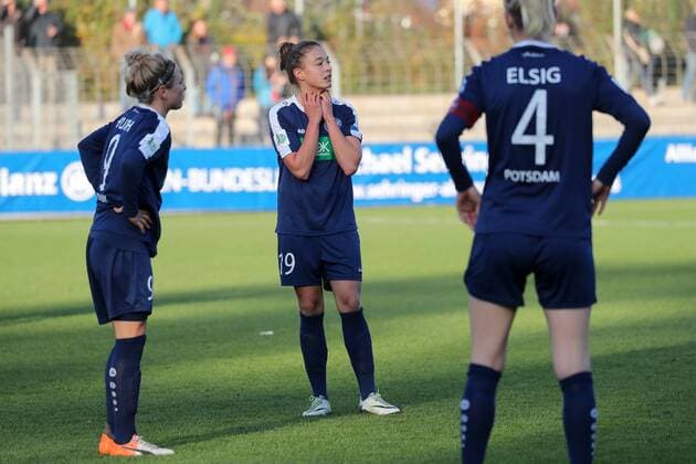 v.li.: Svenja Huth (Potsdam, 9), Felicitas Rauch (Potsdam, 19), Johanna Elsig (Potsdam, 4), enttäuscht schauend, Enttäuschung, Frustration, disappointed, pessimistisch, Fussball, Allianz Frauen-Bundesliga, SC Freiburg - 1. FFC Turbine Potsdam, xozx