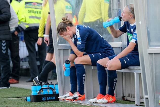 Bilder des Tages - SPORT v.li.: Bianca Schmidt (Potsdam, 20), Laura Lindner (Potsdam, 38), enttäuscht schauend, Enttäuschung, Frustration, disappointed, pessimistisch, Fussball, Allianz Frauen-Bundesliga, SC Freiburg - 1. FFC Turbine Potsdam, xozx