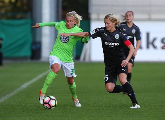 VfL vs Frankfurt, Frauen Wolfsburg, Deutschland. 30.10.2016, FUßBALL - VfL Wolfsburg vs 1. FFC Frankfurt, 1. Allianz Frauen Bundesliga, Saison 2016-17. Bild zeigt: Julia Simic (VfL Wolfsburg), Saskia Bartusiak (1. FFC Frankfurt) Wolfsburg