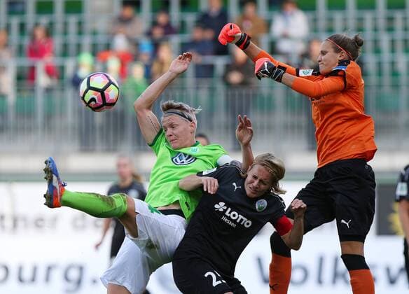 VfL vs Frankfurt, Frauen Wolfsburg, Deutschland. 30.10.2016, FUßBALL - VfL Wolfsburg vs 1. FFC Frankfurt, 1. Allianz Frauen Bundesliga, Saison 2016-17. Bild zeigt: Nilla Fischer (VfL Wolfsburg), Saskia Bartusiak (1. FFC Frankfurt), Torfrau Desiree Schumann (1. FFC Frankfurt) Wolfsburg