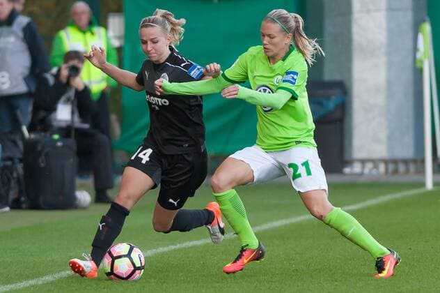 v.li.: Jackie Groenen (1. FFC Frankfurt, 14) im Zweikampf mit Lara Dickenmann (VfL Wolfsburg, 21), Fussball, Allianz Frauen-Bundesliga, VfL Wolfsburg - 1. FFC Frankfurt, xobx