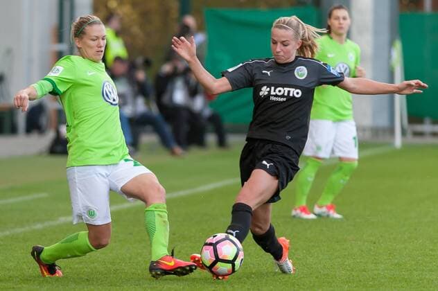v.li.: Lara Dickenmann (VfL Wolfsburg, 21) im Zweikampf mit Jackie Groenen (1. FFC Frankfurt, 14), Fussball, Allianz Frauen-Bundesliga, VfL Wolfsburg - 1. FFC Frankfurt, xobx