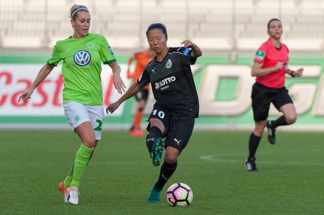 v.li.: Lena Goeßling (Gößling, Goessling, Gössling, VfL Wolfsburg, 28) im Zweikampf mit Yuki Nagasato (1. FFC Frankfurt, 10), Fussball, Allianz Frauen-Bundesliga, VfL Wolfsburg - 1. FFC Frankfurt, xobx