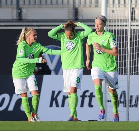 Babett Peter (VfL Wolfsburg) verschiesst den Elfmeter, neben das Tor von Desiree Schumann (1. FFC Frankfurt) und wird hiervon Julia Simic (VfL Wolfsburg) und Nilla Fischer getröstet