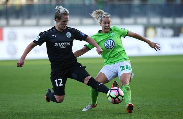 VfL vs Frankfurt, Frauen Wolfsburg, Deutschland. 30.10.2016, FUßBALL - VfL Wolfsburg vs 1. FFC Frankfurt, 1. Allianz Frauen Bundesliga, Saison 2016-17. Bild zeigt: Sophie Schmidt (1. FFC Frankfurt), Caroline Graham Hansen (VfL Wolfsburg) Wolfsburg