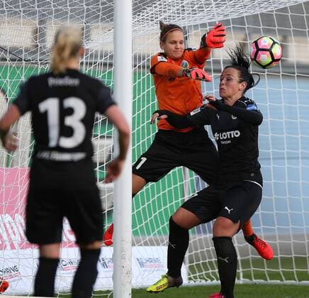 VfL vs Frankfurt, Frauen Wolfsburg, Deutschland. 30.10.2016, FUßBALL - VfL Wolfsburg vs 1. FFC Frankfurt, 1. Allianz Frauen Bundesliga, Saison 2016-17. Bild zeigt: Torfrau Desiree Schumann (1. FFC Frankfurt), Peggy Nietgen (1. FFC Frankfurt) Wolfsburg