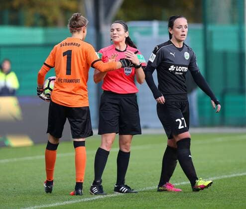 VfL vs Frankfurt, Frauen Wolfsburg, Deutschland. 30.10.2016, FUßBALL - VfL Wolfsburg vs 1. FFC Frankfurt, 1. Allianz Frauen Bundesliga, Saison 2016-17. Bild zeigt: Torfrau Desirbetee Schumann (1. FFC Frankfurt) betatscht Schiedsrichterin Angelika Söder Wolfsburg