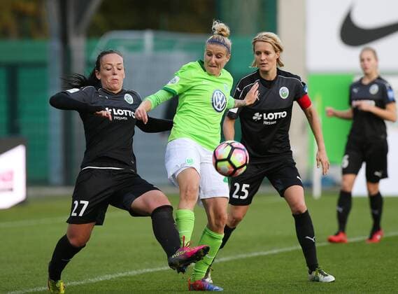 VfL vs Frankfurt, Frauen Wolfsburg, Deutschland. 30.10.2016, FUßBALL - VfL Wolfsburg vs 1. FFC Frankfurt, 1. Allianz Frauen Bundesliga, Saison 2016-17. Bild zeigt: Peggy Nietgen (1. FFC Frankfurt), Anja Mittag (VfL Wolfsburg), Saskia Bartusiak (1. FFC Frankfurt) Wolfsburg