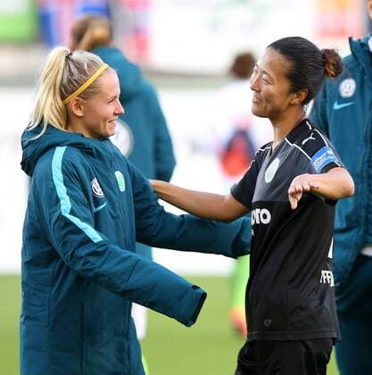 VfL vs Frankfurt, Frauen Wolfsburg, Deutschland. 30.10.2016, FUßBALL - VfL Wolfsburg vs 1. FFC Frankfurt, 1. Allianz Frauen Bundesliga, Saison 2016-17. Bild zeigt: Julia Simic (VfL Wolfsburg), Yuki Nagasato (1. FFC Frankfurt) Wolfsburg