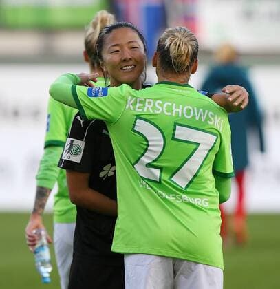 VfL vs Frankfurt, Frauen Wolfsburg, Deutschland. 30.10.2016, FUßBALL - VfL Wolfsburg vs 1. FFC Frankfurt, 1. Allianz Frauen Bundesliga, Saison 2016-17. Bild zeigt: Yuki Nagasato (1. FFC Frankfurt), Isabel Kerschowski (VfL Wolfsburg) Wolfsburg