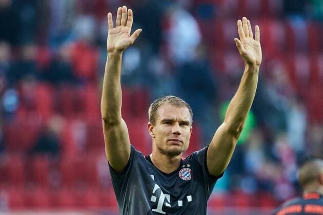 Augsburg, Deutschland 29.10.2016, 1. Bundesliga, 9. Spieltag, FC Augsburg - FC Bayern Muenchen, Holger Badstuber (FCB) bedankt sich bei den mitgereisten Fans ( DeFodi501