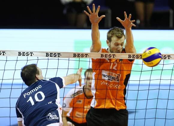 Matthias Pompe im Angriff, Paul Carroll Volleyball Bundesliga Herren Saison 2016 2017 30.10.2016 BR Volleys Berlin BRV vs. SVG Lüneburg