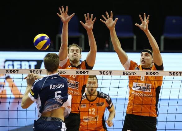 Cody Kessel im Angriff, Sebastian Kühner, Felix Fischer Volleyball Bundesliga Herren Saison 2016 2017 30.10.2016 BR Volleys Berlin BRV vs. SVG Lüneburg
