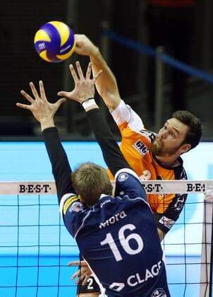 Steven Marshall im Angriff, Carlos Mora Sabate Volleyball Bundesliga Herren Saison 2016 2017 30.10.2016 BR Volleys Berlin BRV vs. SVG Lüneburg