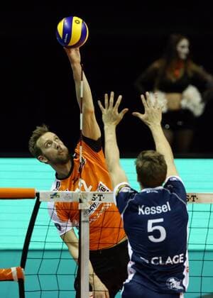 Paul Carroll im Angriff, Cody Kessel Volleyball Bundesliga Herren Saison 2016 2017 30.10.2016 BR Volleys Berlin BRV vs. SVG Lüneburg