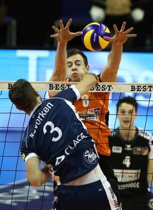 Scott Kevorken im Angriff, Graham Vigrass Volleyball Bundesliga Herren Saison 2016 2017 30.10.2016 BR Volleys Berlin BRV vs. SVG Lüneburg