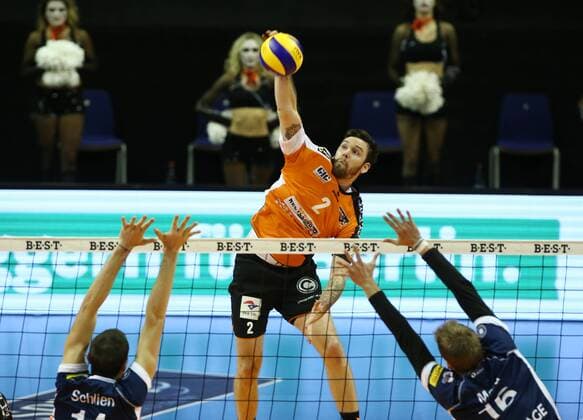 Steven Marshall im Angriff, Michel Schlien, Carlos Mora Sabate Volleyball Bundesliga Herren Saison 2016 2017 30.10.2016 BR Volleys Berlin BRV vs. SVG Lüneburg