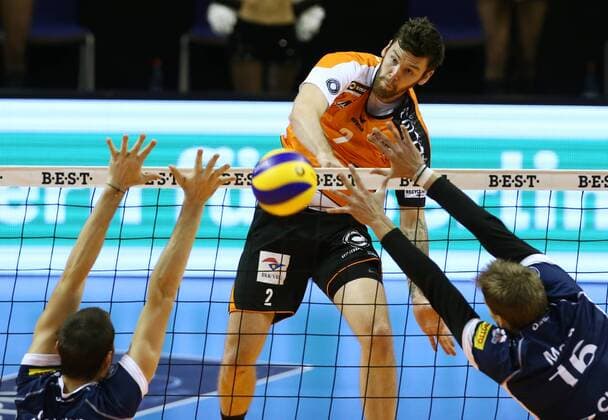 Steven Marshall im Angriff, Michel Schlien, Carlos Mora Sabate Volleyball Bundesliga Herren Saison 2016 2017 30.10.2016 BR Volleys Berlin BRV vs. SVG Lüneburg