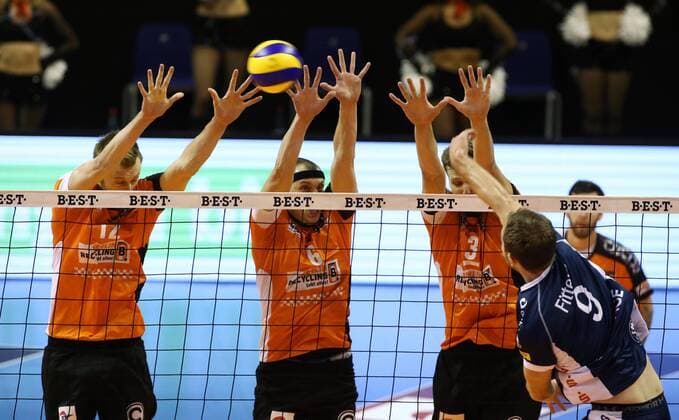 Paul Carroll, Felix Fischer, Robert Kromm, Eric Fitterer im Angriff Volleyball Bundesliga Herren Saison 2016 2017 30.10.2016 BR Volleys Berlin BRV vs. SVG Lüneburg