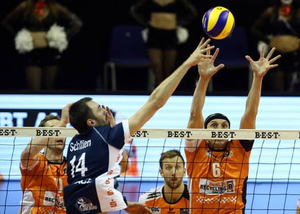 Sebastian Kühner, Michel Schlien im Angriff, Felix Fischer Volleyball Bundesliga Herren Saison 2016 2017 30.10.2016 BR Volleys Berlin BRV vs. SVG Lüneburg