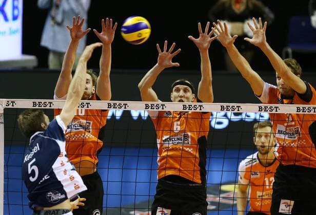 Cody Kessel im Angriff, Sebastian Kühner, Felix Fischer, Robert Kromm Volleyball Bundesliga Herren Saison 2016 2017 30.10.2016 BR Volleys Berlin BRV vs. SVG Lüneburg