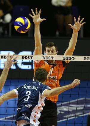 Scott Kevorken im Angriff, Graham Vigrass Volleyball Bundesliga Herren Saison 2016 2017 30.10.2016 BR Volleys Berlin BRV vs. SVG Lüneburg