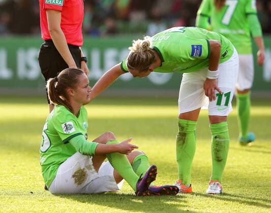 Caroline Graham Hansen (VfL Wolfsburg) verletzte sich, Alexandra Popp (VfL Wolfsburg)