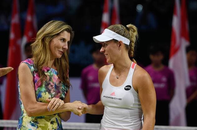 Angelique Kerber bei der Siegerehrung des WTA Tennis Damen FINALE in Singapur (li.: Monica Seles)