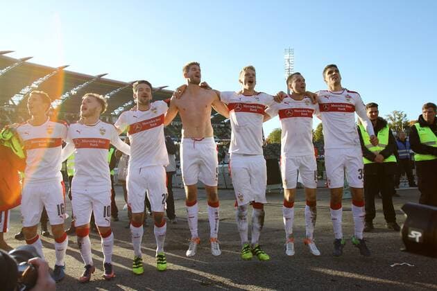 Bilder des Tages - SPORT Florian Klein (VfB Stuttgart), Alexandru Maxim (VfB Stuttgart), Christian Gentner (VfB Stuttgart), Simon Terodde (VfB Stuttgart), Timo Baumgartl (VfB Stuttgart), Kevin Grosskreutz (VfB Stuttgart) und Marcin Kaminski (VfB Stuttgart) beim Spiel Karlsruher SC vs. VfB Stuttgart in der 2. Fussball Bundesliga am 30.10.2016, Foto Michael Bermel Eibner-Pressefoto Karlsruhe Copyright: xBermel Eibner-Pressefotox EP_MBL