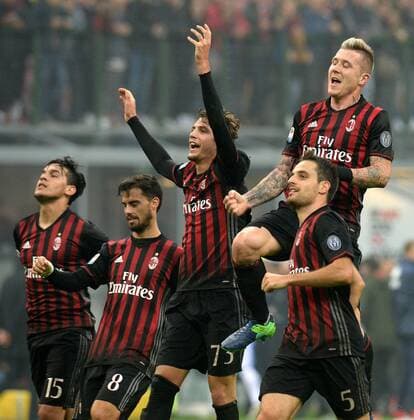 IPP20161030 Football - soccer: Serie A, 2016 2017 - AC Mailand - Delfino Pescara 1936, Giacomo Bonaventura a fine gara con i compagni saluta i tifosi (Hinweis: Verwendung nur in Deutschland - only Germany) xHOCHxZWEIx xItalyxPhotoxPressx 