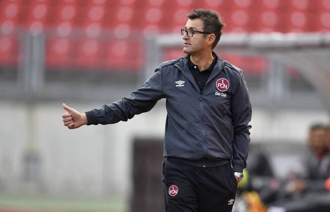 30.10.2016 - Fussball - Saison 2016 2017 - Regionalliga Bayern - 17. Spieltag: 1. FC Nürnberg Nuernberg FCN II - FC Bayern München II - - Michael Köllner (Trainer 1. FC Nürnberg FCN II ) Daumen hoch Daumen nach oben