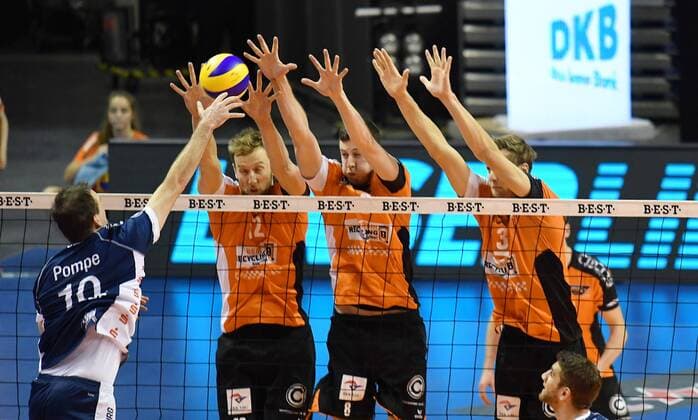 Matthias Pompe (Lüneburg), beim Angriff, hinten Paul Carroll (BR Volleys), Graham Vigrass (BR Volleys), Robert Kromm (BR Volleys), BR Volleys Berlin - SVG Lüneburg Deutsche Volleyball Liga, Saison 2016 2017, Herren, Männer, Männer, men, Volleyball, Deutschland, Germany, Max-Schmeling-Halle Berlin, 30.10.2016