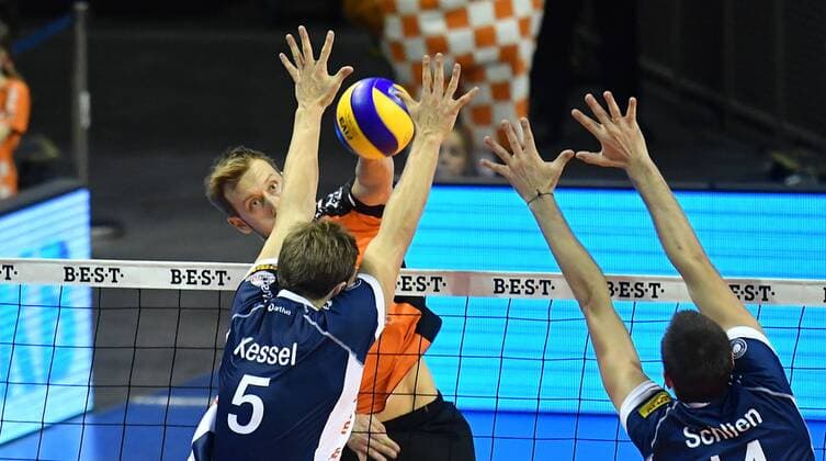 Paul Carroll (BR Volleys), beim Angriff, vorne Cody Kessel und Michel Schlien, beide Lüneburg BR Volleys Berlin - SVG Lüneburg Deutsche Volleyball Liga, Saison 2016 2017, Herren, Männer, Männer, men, Volleyball, Deutschland, Germany, Max-Schmeling-Halle Berlin, 30.10.2016