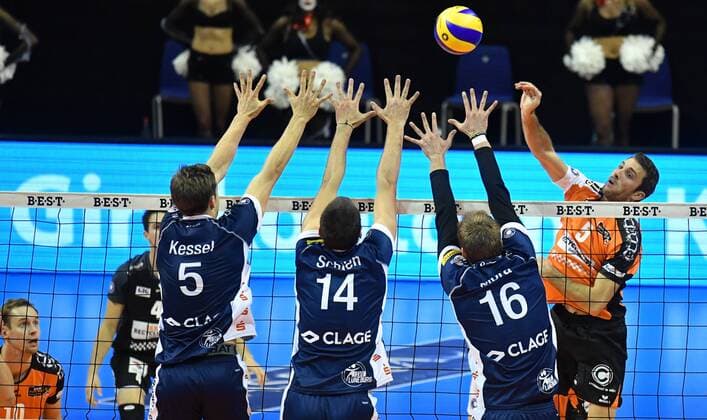 Nikola Kovacevic (BR Volleys), im Angriff, vorne Cody Kessel, Michel Schlien, Carlos Mora Sabate, alle Lüneburg BR Volleys Berlin - SVG Lüneburg Deutsche Volleyball Liga, Saison 2016 2017, Herren, Männer, Männer, men, Volleyball, Deutschland, Germany, Max-Schmeling-Halle Berlin, 30.10.2016