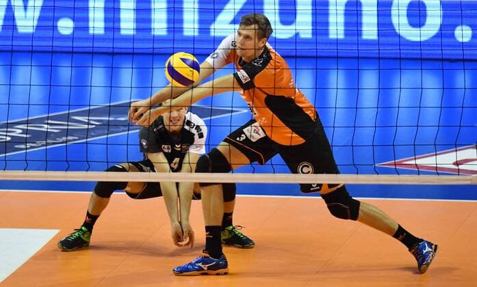Robert Kromm (BR Volleys), bei der Annahme, hinten Luke Perry (BR Volleys), BR Volleys Berlin - SVG Lüneburg Deutsche Volleyball Liga, Saison 2016 2017, Herren, Männer, Männer, men, Volleyball, Deutschland, Germany, Max-Schmeling-Halle Berlin, 30.10.2016