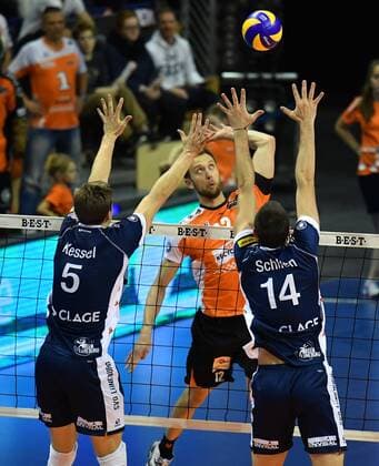 Paul Carroll (BR Volleys), beim Angriff, vorne Cody Kessel und Michel Schlien, beide Lüneburg BR Volleys Berlin - SVG Lüneburg Deutsche Volleyball Liga, Saison 2016 2017, Herren, Männer, Männer, men, Volleyball, Deutschland, Germany, Max-Schmeling-Halle Berlin, 30.10.2016